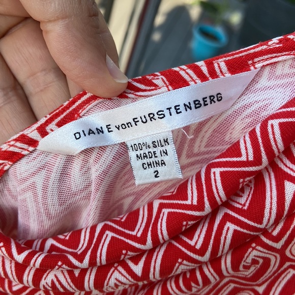 Rare vintage 100-% silk Diane VonFurstenberg dress EUC size 2 - Picture 2 of 5